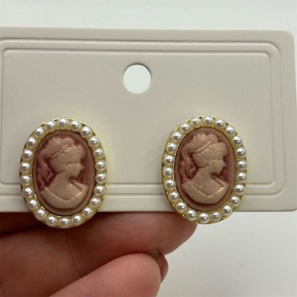 Woman Portrait Light Pink Cameo Faux Pearl Oval Round Stud Earrings Victorian - Picture 4 of 9